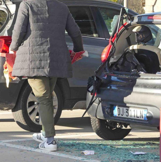 Spaccati i vetri a venti auto 