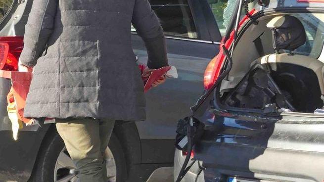 Spaccati i vetri a venti auto