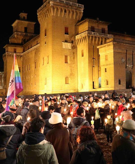 In piazza con le fiaccole per i diritti universali 