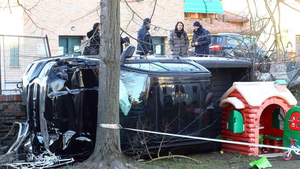 Pick-up precipita nel parco, paura all’asilo