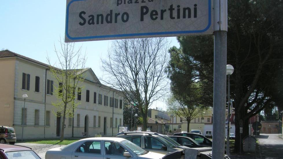 Piazza Pertini sarà sistemata «Ma non si può sapere quando»