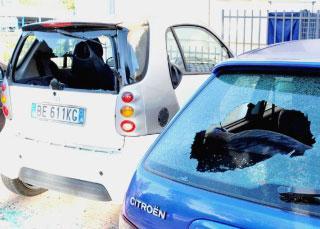 Il mistero dei lunotti sfasciati sedici auto colpite in poche ore