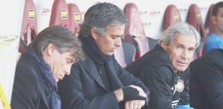 <strong>ANSIOSO. </strong>Mourinho in panchina tra Oriali e Beppe Baresi