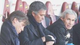 <strong>ANSIOSO. </strong>Mourinho in panchina tra Oriali e Beppe Baresi
