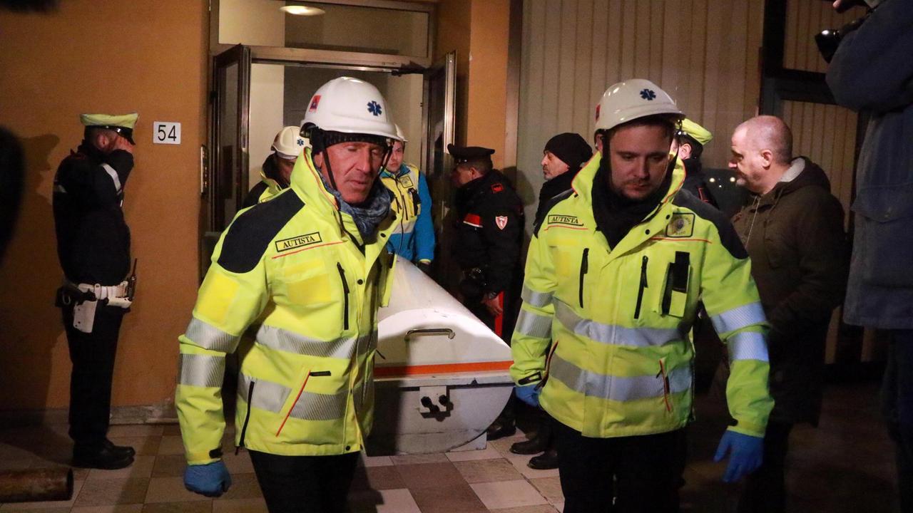 La rimozione delle salme delle vittime dell'incendio in via del Castagno (foto Sproviero/Batavia)
