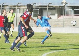 La rete di Vieri che ha dato il primo vantaggio (2-1) ai biancazzurri; in alto D’Oria