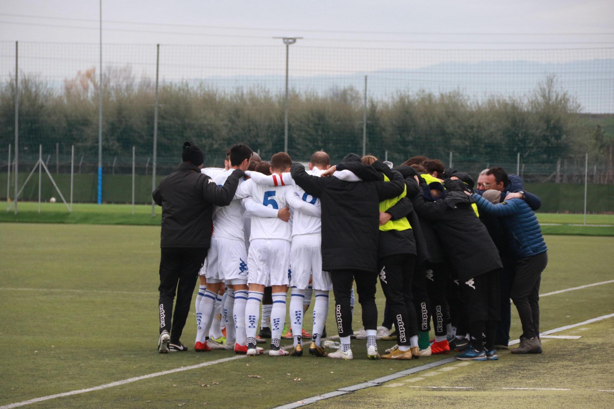 I giocatori del Prato si caricano prima della partita (foto Sproviero/Batavia)