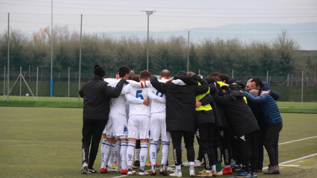 I giocatori del Prato si caricano prima della partita (foto Sproviero/Batavia)