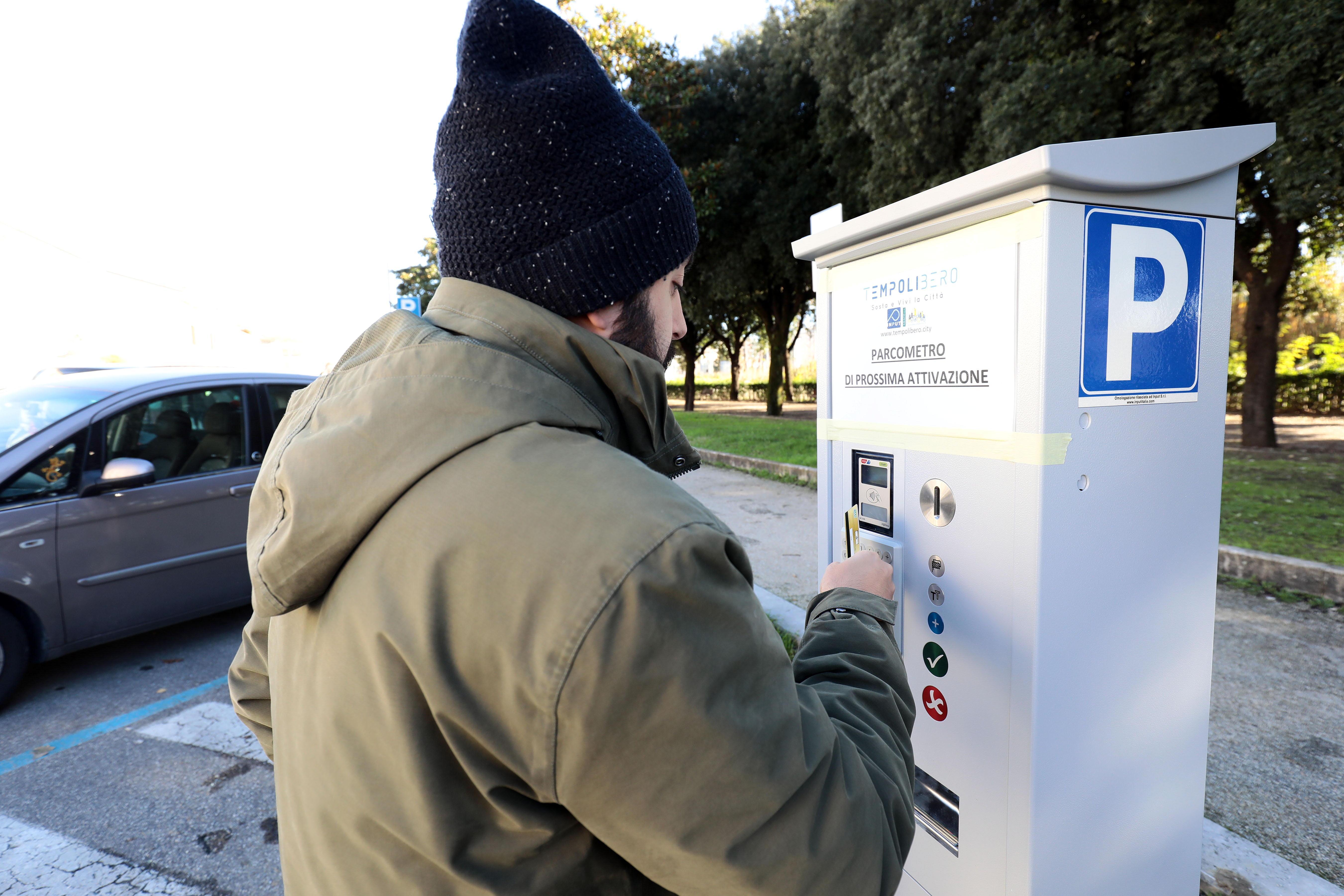 Un nuovo parcometro (foto agenzia Carlo Sestini)
