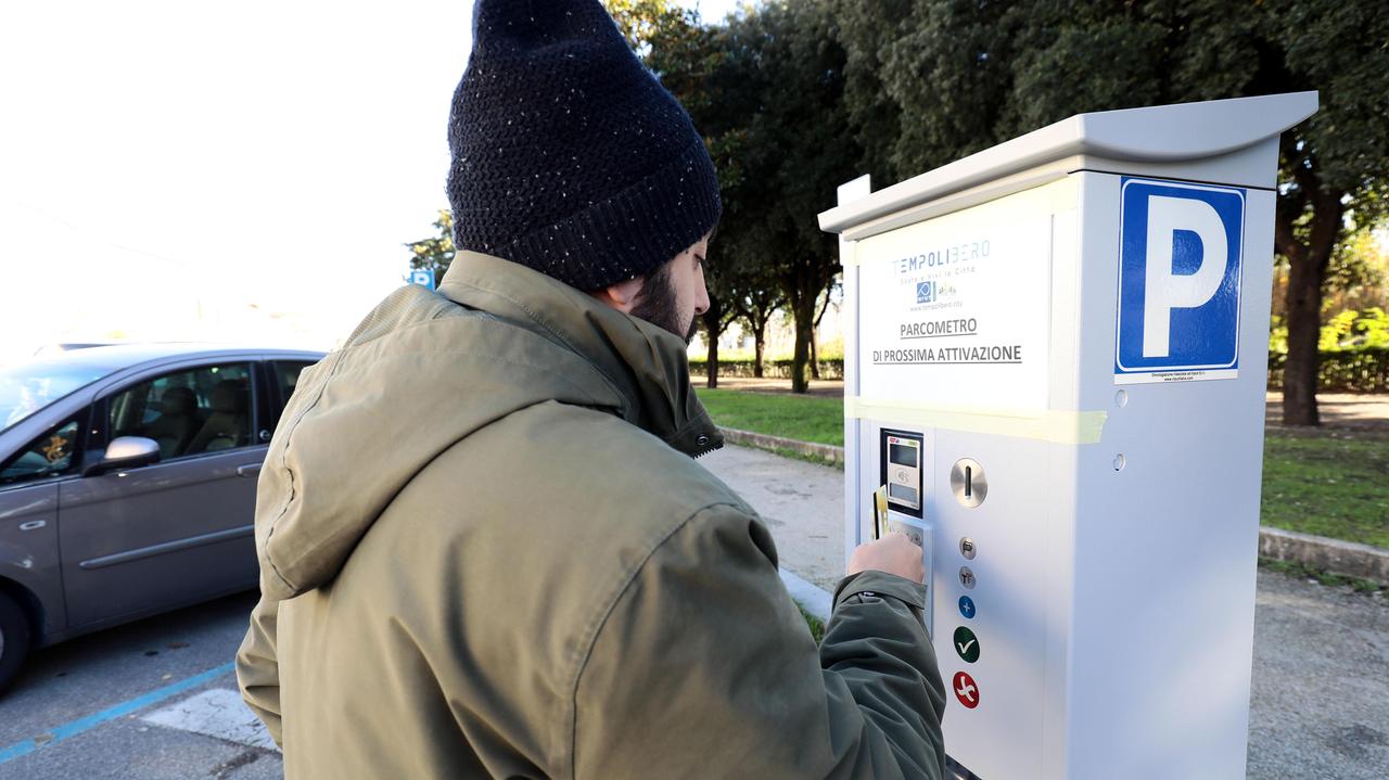 Un nuovo parcometro (foto agenzia Carlo Sestini)