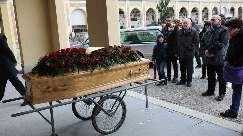 «Addio capitano o mio capitano». In centinaia per salutare Layla - VIDEO