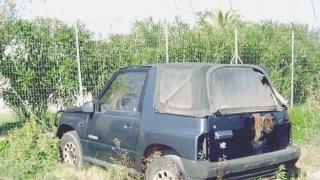 Alcune immagini di auto abbandonate e rifiuti sui marciapiedi
