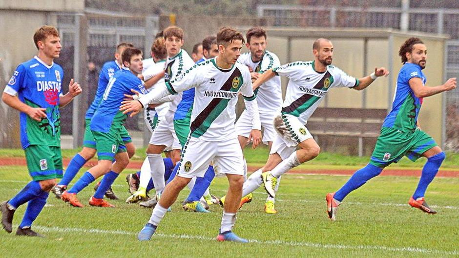 Un'azione di gioco fra Aglianese e Seravezza (Foto Gori)