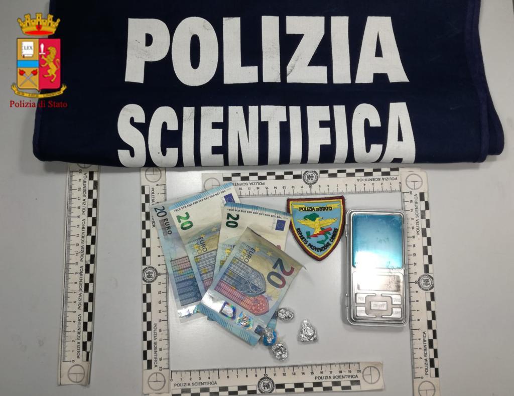 Droga, solda e telefono sequestrati dalla polizia allo spacciatore