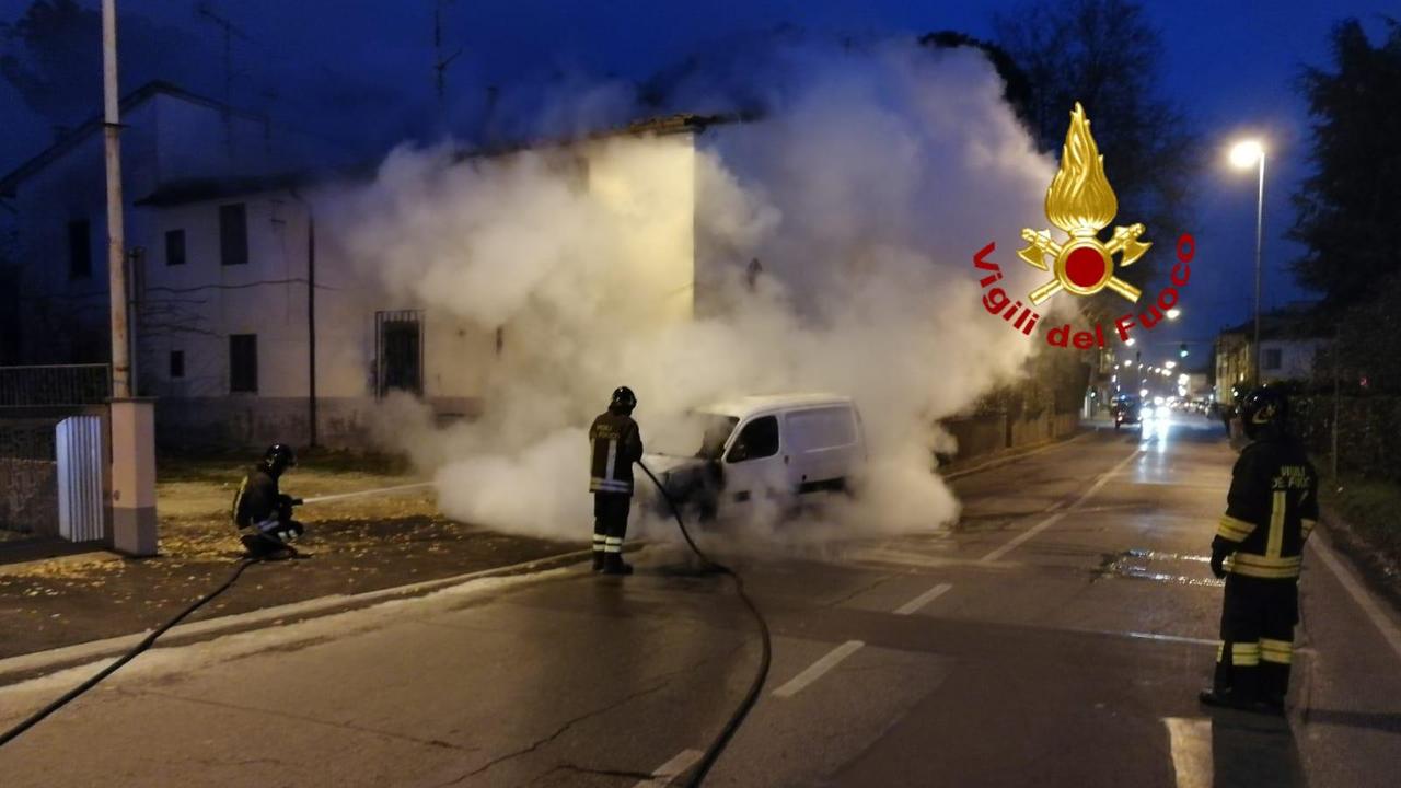 L'intervento dei vigili del fuoco in via Cava