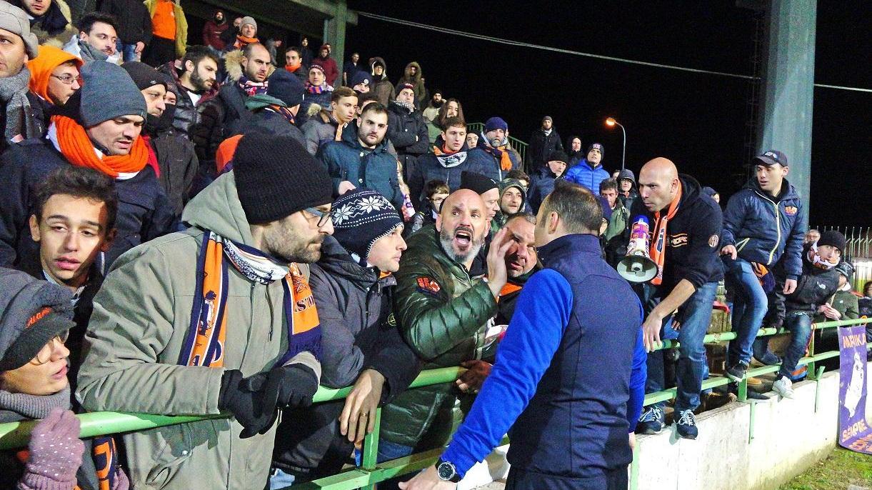 Mister Asta parla coi tifosi a fine gara