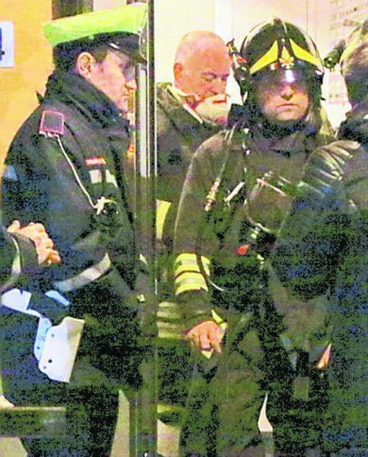 Padre e figlia carbonizzati nell’incendio Lei sul terrazzo: «È dentro, salvatelo» 