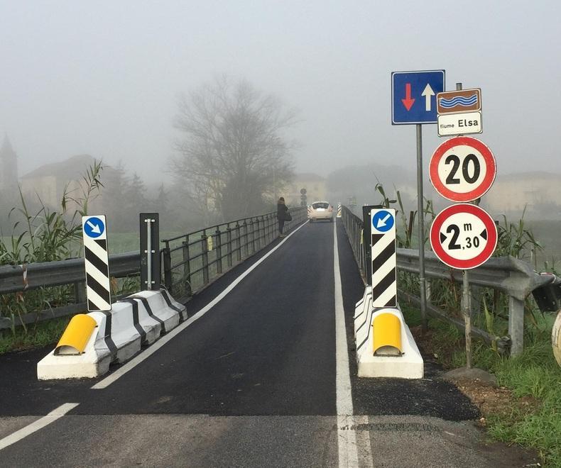 Finisce con l’auto contro le ringhiere e danneggia il ponte 