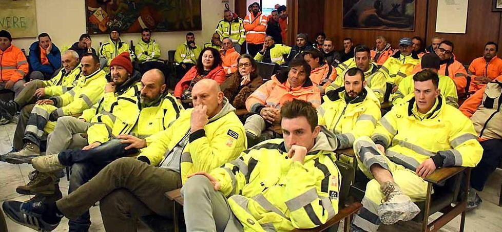 Cento cavatori in Comune «Il nostro lavoro a rischio» 
