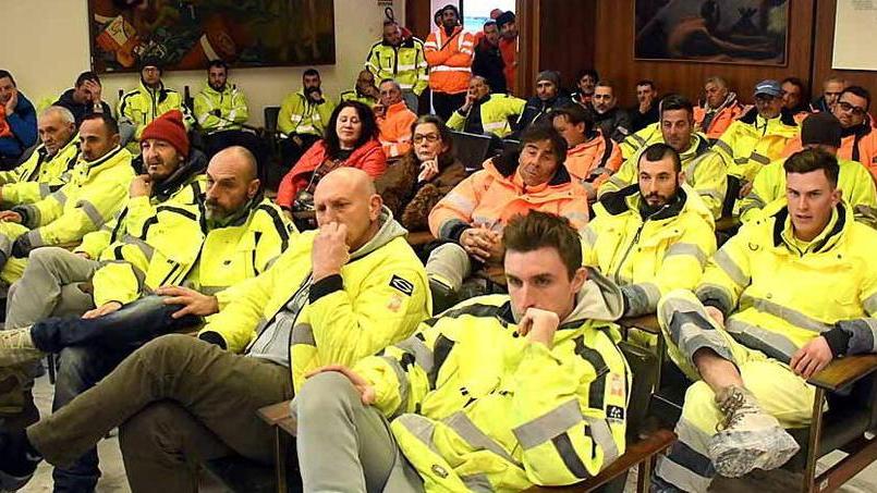 Cento cavatori in Comune «Il nostro lavoro a rischio»
