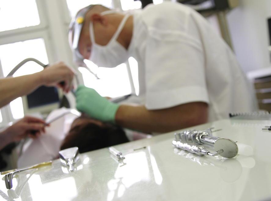 Denunciato il falso dentista a domicilio Curava i pazienti in cucina a prezzi bassi 