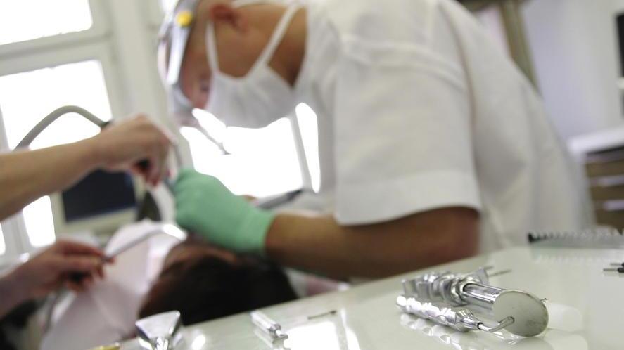 Denunciato il falso dentista a domicilio Curava i pazienti in cucina a prezzi bassi
