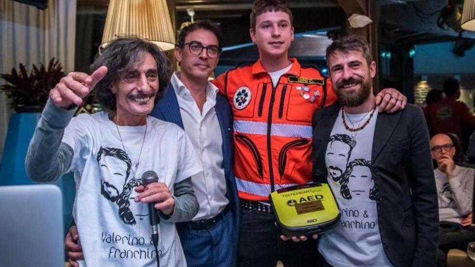 Per la festa di 40 anni donato defibrillatore