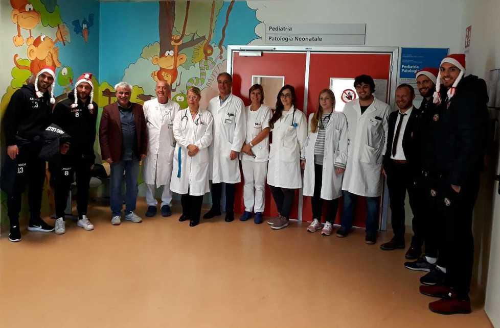 Il saluto della squadra ai bambini di Pediatria
