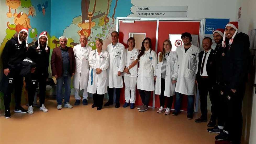 Il saluto della squadra ai bambini di Pediatria