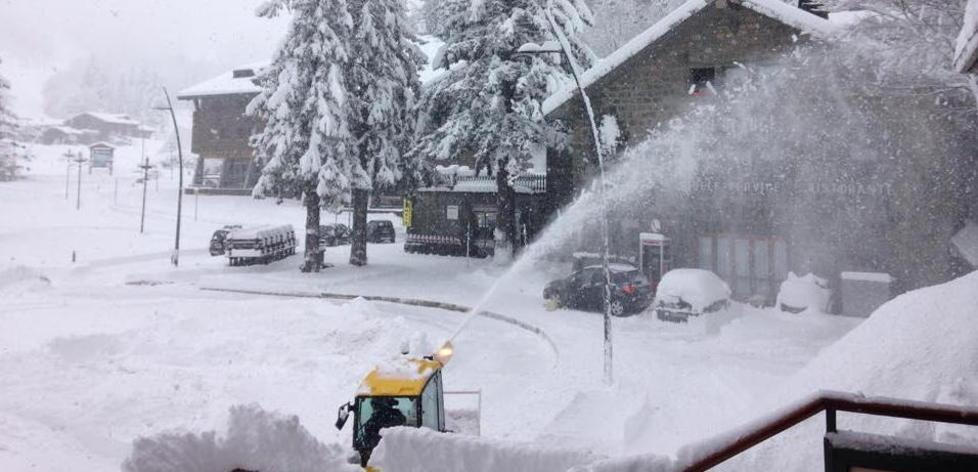 Obbiettivo neve oltre cento cannoni messi in funzione 