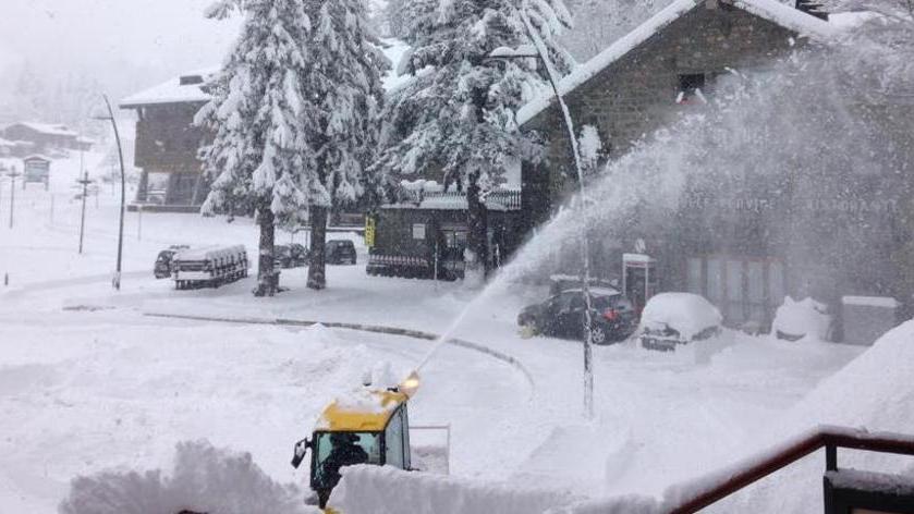 Obbiettivo neve oltre cento cannoni messi in funzione