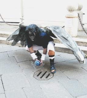 Un cosplay in piazza San Michele
