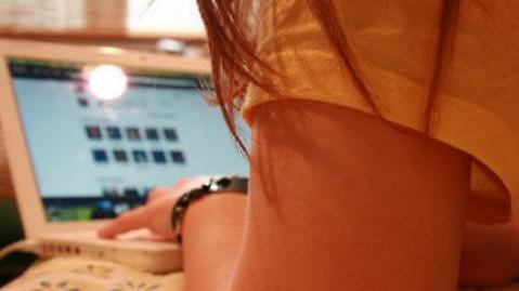 Assicuratore pratese indagato per le foto rubate su Facebook