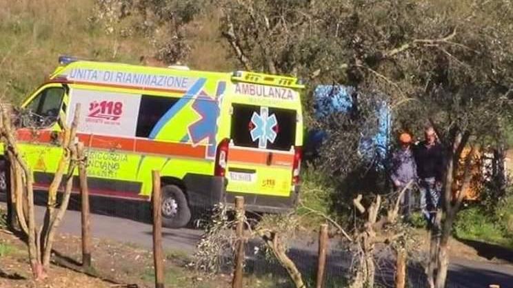 Cade da un’impalcatura mentre lavora a casa sua È in gravi condizioni
