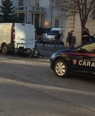 Scooter contro furgone e scontro tra due auto