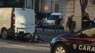 Scooter contro furgone e scontro tra due auto