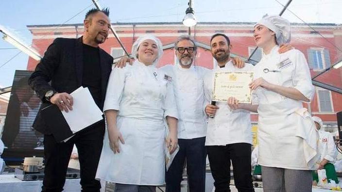Strega i modenesi l’originale zampone dei ragazzi del Lotti
