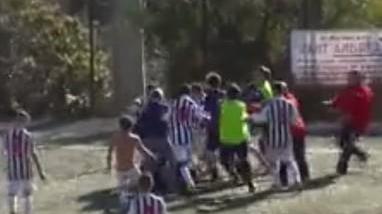 Botte in campo tra bimbi per una partita di calcio Ma cosa gli insegniamo?