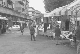 Il mercato del giovedì a Marina in piazza Nazioni Unite