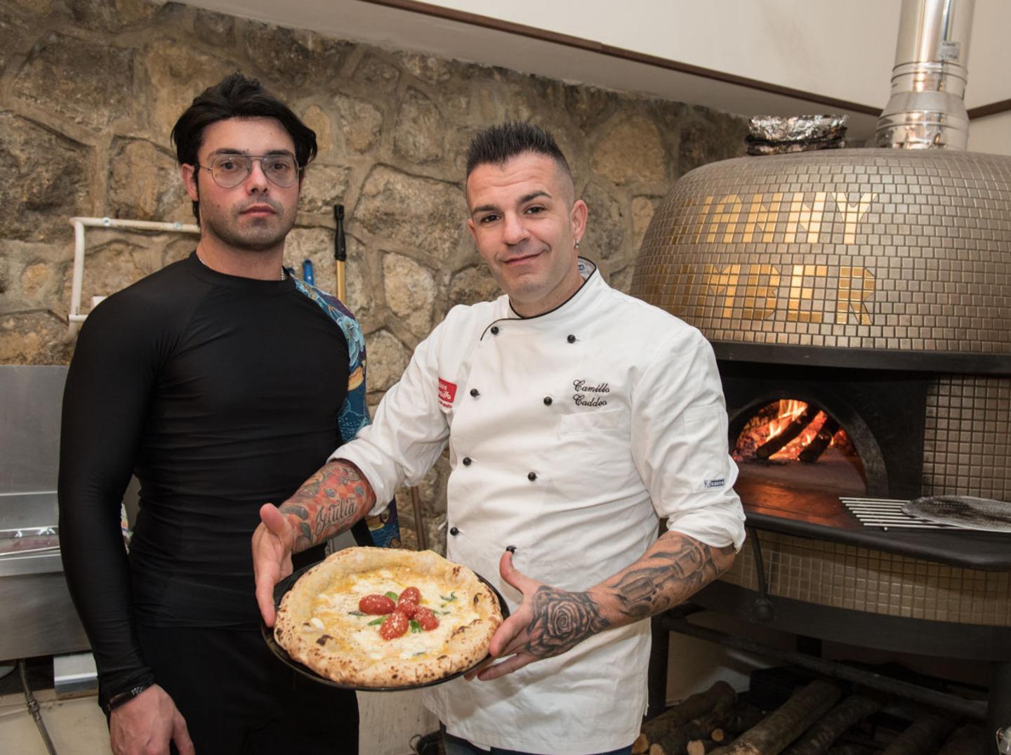 Il proprietario del locale Alessandro Mulas e il pizzaiolo Camillo Caddeo