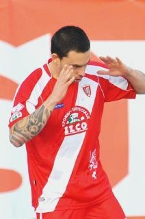 <strong>IL BALLO DEL CILENO.</strong> Mauricio Pinilla improvvisa una danza disegnando con le braccia una singolare coreografia dopo aver segnato il secondo gol del Grosseto, quello decisivo, contro l’Ascoli