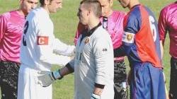 I capitani Ferrini e La Bruna prima del fischio d’inizio; al centro, Passerai