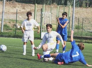 Mister Carovani e a sinistra un’azione di gioco