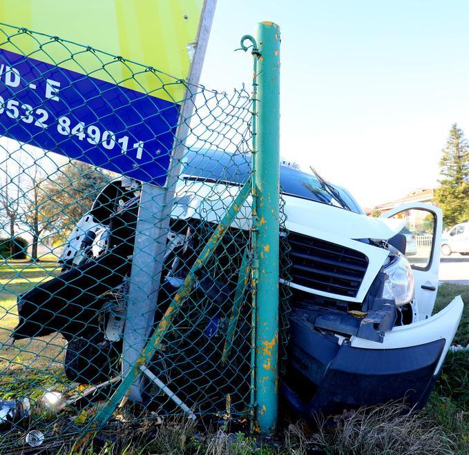 Esce di strada col furgone, è grave 