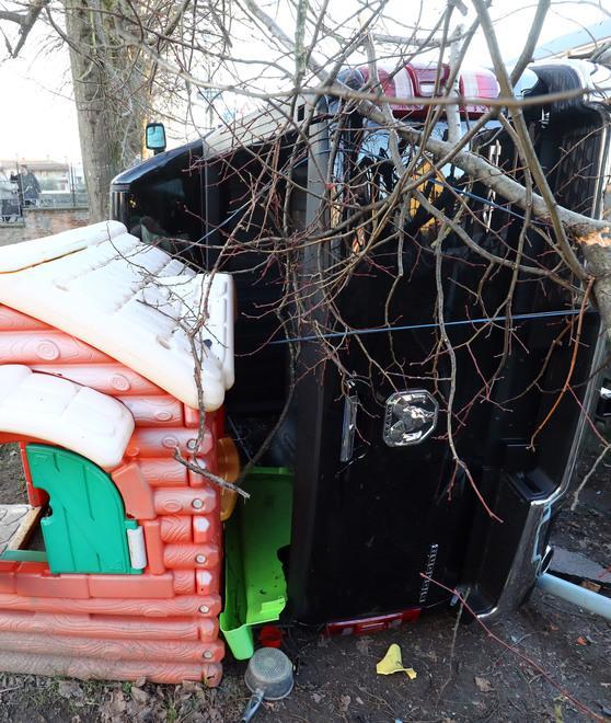 Pick-up nel giardino Lavori all’asilo 