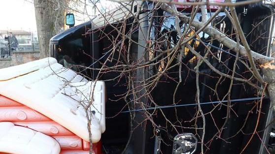 Pick-up nel giardino Lavori all’asilo