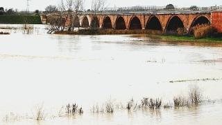 <strong>IN GOLENA.</strong> Due immagini dell’inverno scorso: l’Ombrone è in golena e si sorvegliano gli argini