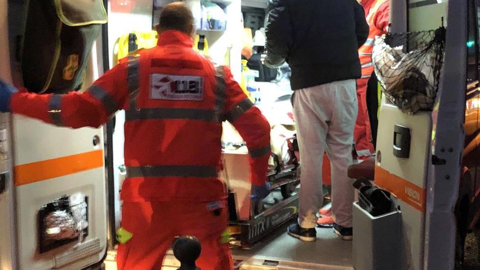 Operaio muore a 55 anni, stava caricando fieno sul camion
