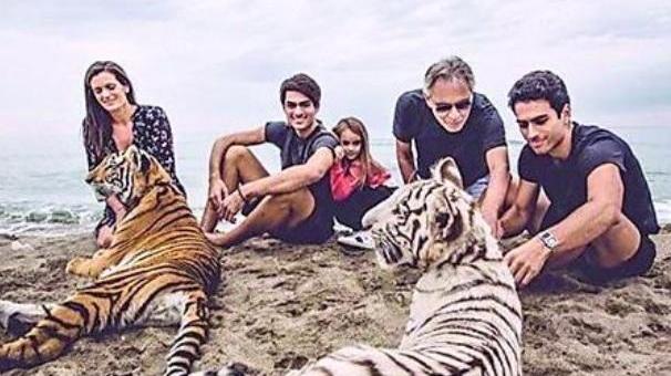 Due tigri in spiaggia al Forte insieme a Bocelli