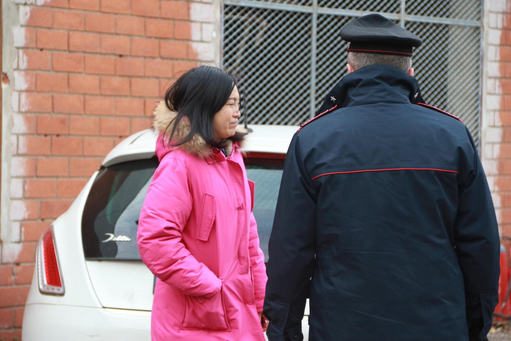 Un carabiniere con l'amministratrice dell'azienda (foto Sproviero/Batavia)